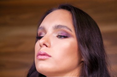 Siyah saçlı moda muhteşem makyaj ile genç esmer kız portresi kapatın
