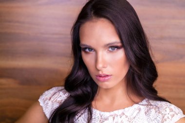 Siyah saçlı moda muhteşem makyaj ile genç esmer kız portresi kapatın