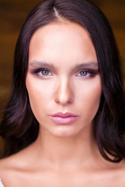 Close Retrato Jovem Morena Com Cabelo Escuro Moda Maquiagem Linda — Fotografia de Stock