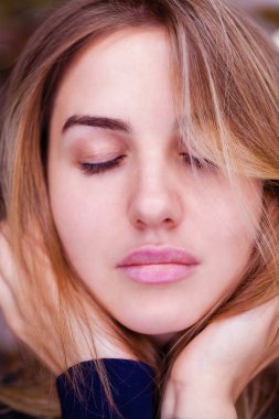 Makyaj olmadan ciddi bir kadın portresi 