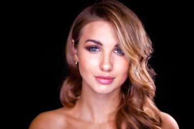 Güzel genç model sarı saçlı ve mükemmel makyaj, stüdyo kapalı