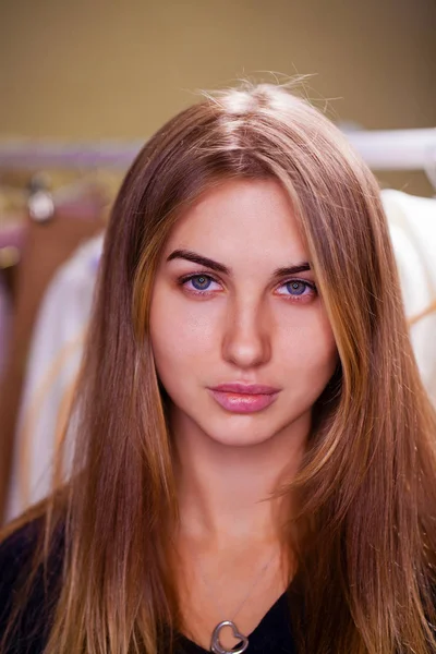 Retrato Una Joven Mujer Seria Sin Maquillaje — Foto de Stock