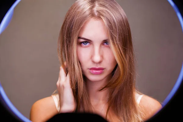 Retrato Una Joven Mujer Seria Sin Maquillaje — Foto de Stock