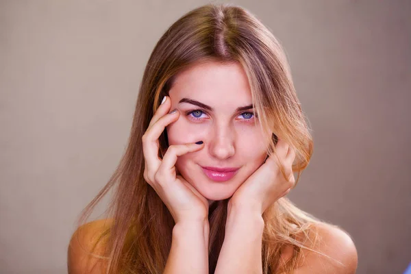 Retrato Una Joven Mujer Seria Sin Maquillaje — Foto de Stock