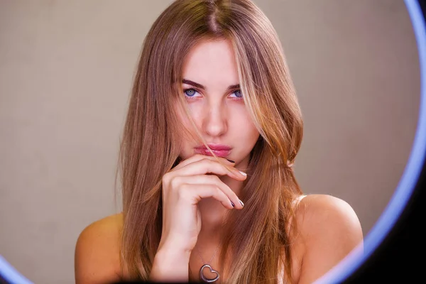 Retrato Una Joven Mujer Seria Sin Maquillaje — Foto de Stock