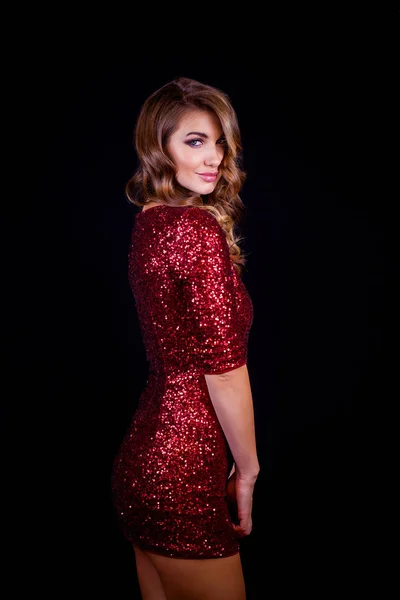美しい大人魅力的なセクシーで官能的金髪の若い女性暗い背景に分離された赤いエレガンスおしゃれなドレスの肖像画 — ストック写真