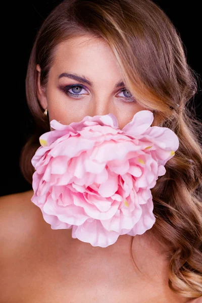 Blütenschönheit Nahaufnahme Porträt Des Schönen Modells Mit Langen Blonden Haaren — Stockfoto