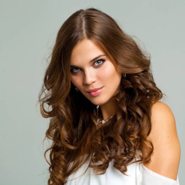 gri izole genç çekici bir kadın, Güzellik Portresi