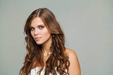 gri izole genç çekici bir kadın, Güzellik Portresi