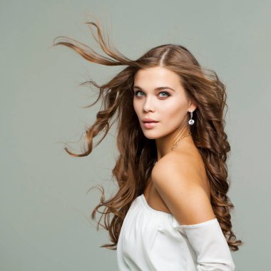 gri izole genç çekici bir kadın, Güzellik Portresi