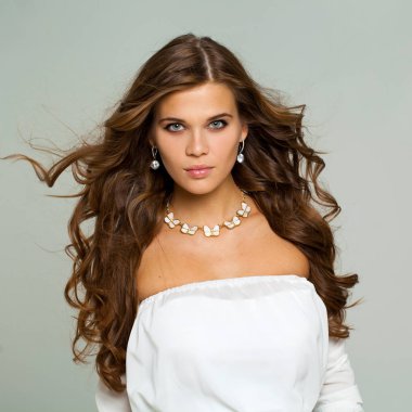 gri izole genç çekici bir kadın, Güzellik Portresi