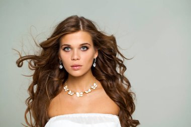 gri izole genç çekici bir kadın, Güzellik Portresi