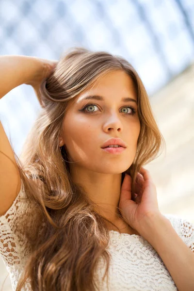 güzel bir genç kadın beyaz elbise, kapalı