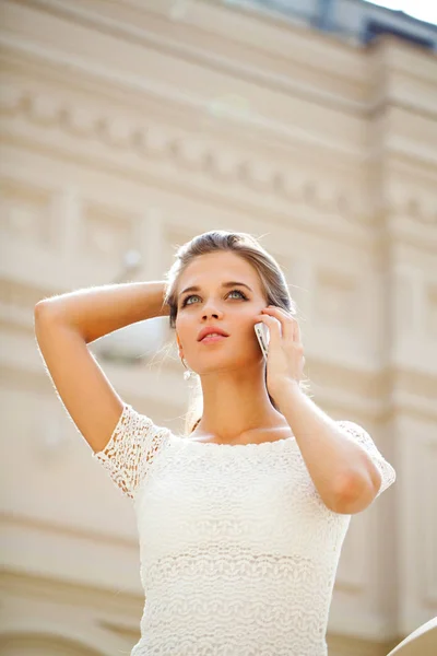 Porträtt Vacker Ung Kvinna Ringer Telefon Butik — Stockfoto