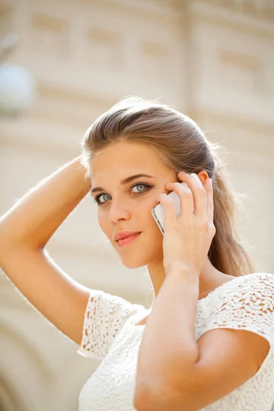 Портрет Красивой Молодой Женщины Звонящей Телефону Магазин — стоковое фото