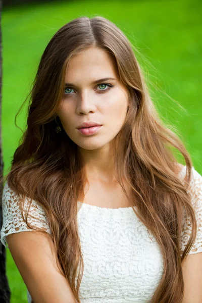 Portret Bliska Młodej Pięknej Kobiety Zielonym Tle Lato Natura — Zdjęcie stockowe