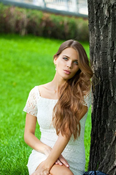 Retrato Close Jovem Mulher Bonita Fundo Verde Verão Natureza — Fotografia de Stock