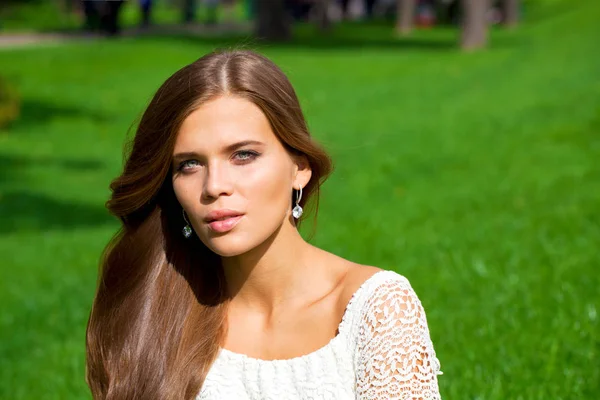 Genç Güzel Bir Kadının Portresi Yeşil Arka Planda Yaz Mevsimi — Stok fotoğraf