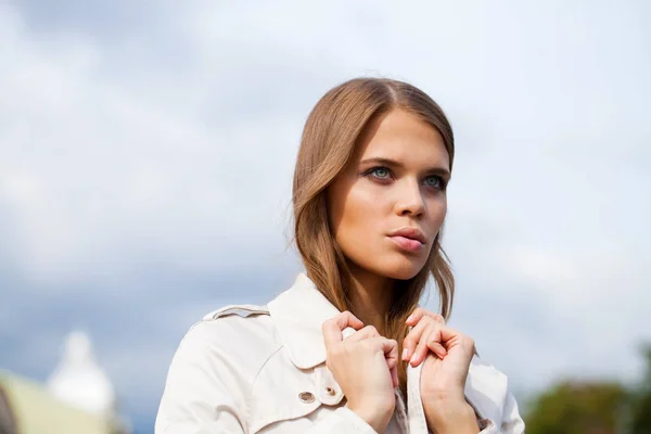 Retrato Close Jovem Mulher Bonita Fundo Céu Azul — Fotografia de Stock