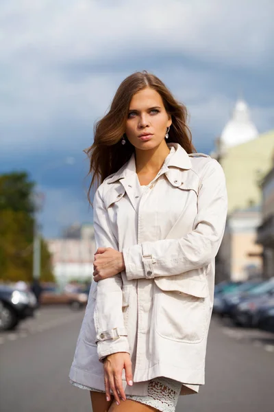 Retrato Close Jovem Mulher Bonita Vestido Branco — Fotografia de Stock