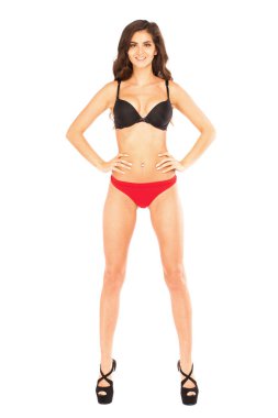 Siyah sutyen ve beyaz arka plan üzerinde izole kırmızı külot genç esmer kadın portresi tam uzunlukta