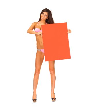 Uzay kurulu kopyalayın. Genç esmer seksi kadın pembe bikini bir announcent yapma. Beyaz arka plan üzerinde izole