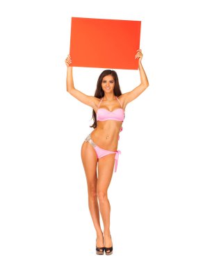Uzay kurulu kopyalayın. Genç esmer seksi kadın pembe bikini bir announcent yapma. Beyaz arka plan üzerinde izole