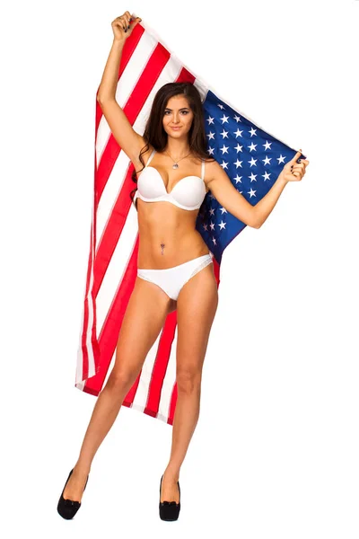 Gelukkig jonge vrouw op een achtergrond van de Amerikaanse vlag — Stockfoto