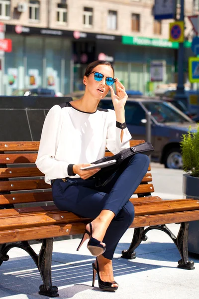 Junge Schöne Geschäftsfrau Sitzt Auf Einer Bank Der Sonnigen Stadt — Stockfoto