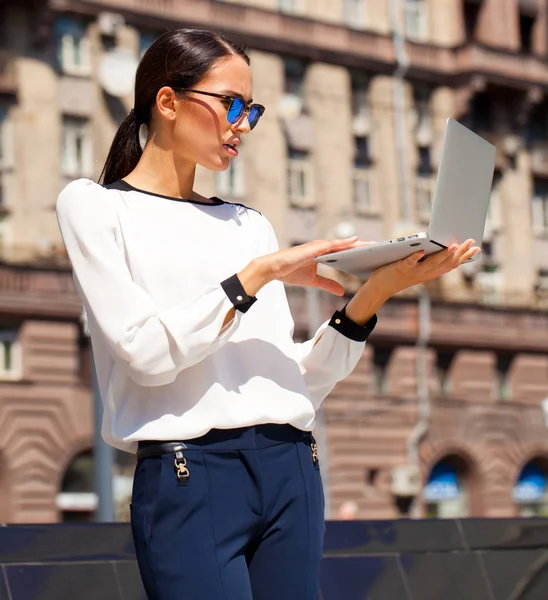 Porträt Einer Jungen Geschäftsfrau Die Laptop Arbeitet — Stockfoto