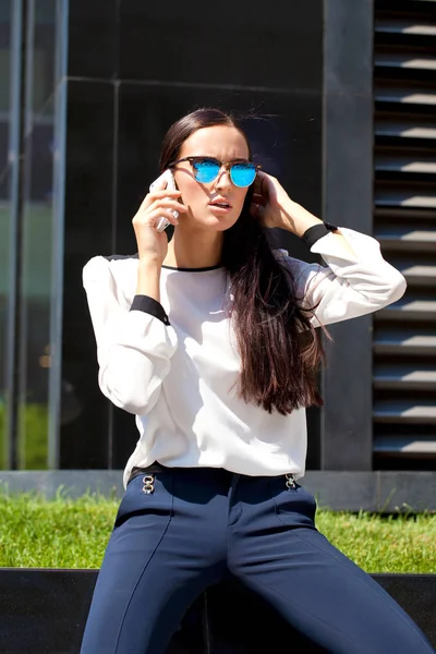 Young Beautiful Business Woman Talking Mobile Phone — Stock Photo, Image