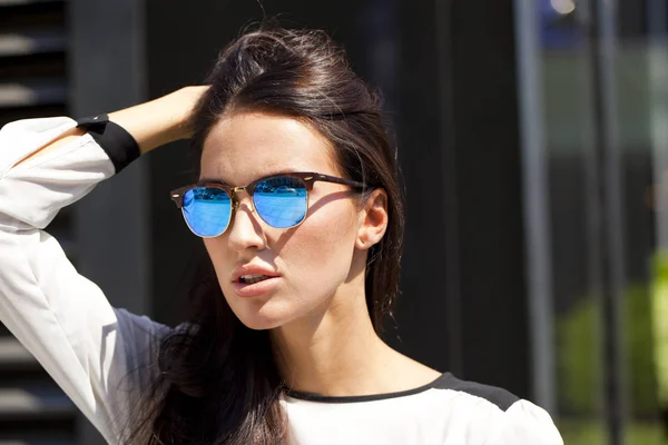 Ung Vacker Affärskvinna Med Blå Speglade Solglasögon — Stockfoto