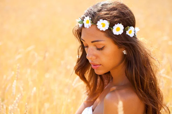 Hermosa Joven Vestido Blanco Campo Oro Trigo —  Fotos de Stock