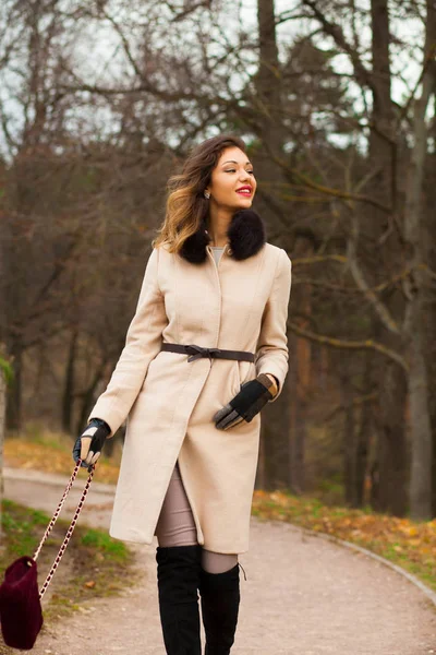 Portret Van Een Jonge Mooie Vrouw Beige Jas Met Een — Stockfoto