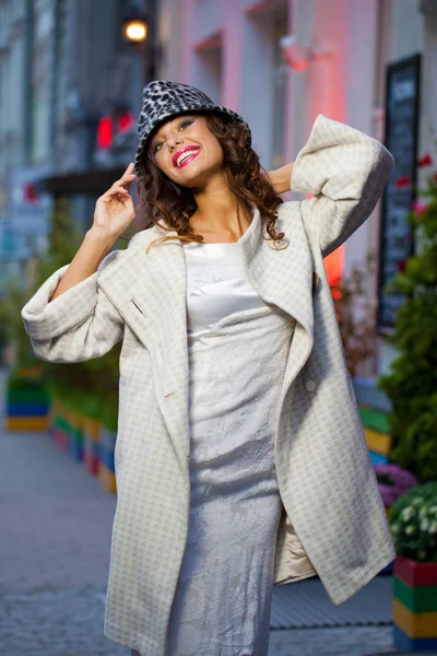 夜に通りでポーズ スタイリッシュなデザイナー ブランドの服の若い美しいモデル — ストック写真