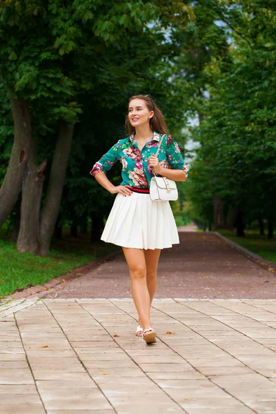 Joven Morena Feliz Mujer Falda Blanca Blusa Caminando Parque Verano —  Fotos de Stock