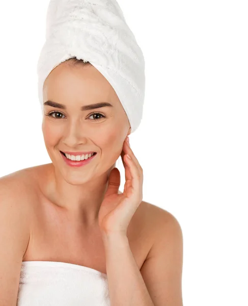 Pielęgnacja Ciała Piękna Młoda Kobieta Pozowanie Biały Ręcznik Spa Opieki — Zdjęcie stockowe