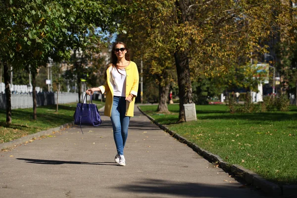 Hermosa Mujer Abrigo Amarillo Caminando Calle Otoño —  Fotos de Stock