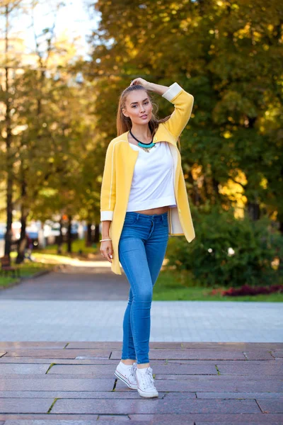 Krásná Mladá Žena Žlutý Kabát Podzim Ulice — Stock fotografie