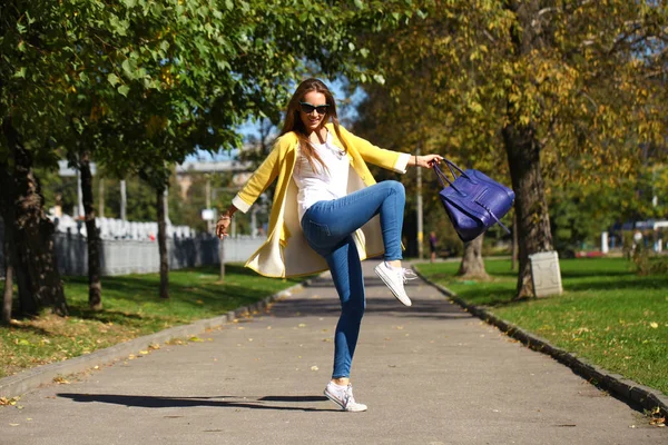 Güzel Bir Kadın Sarı Montlu Sonbahar Street Yürüyüş — Stok fotoğraf