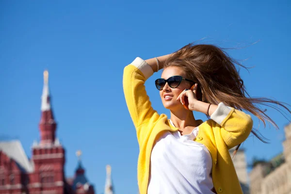 Gelukkig Mooie Vrouw Bellen Telefoon Het Najaar Straat — Stockfoto