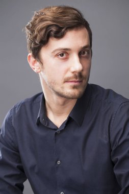 Karanlık bir arka plan üzerinde genç bir adam portresi stüdyo