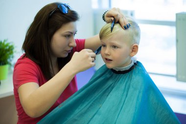 Kuaför saç modeli için küçük çocuk yapma