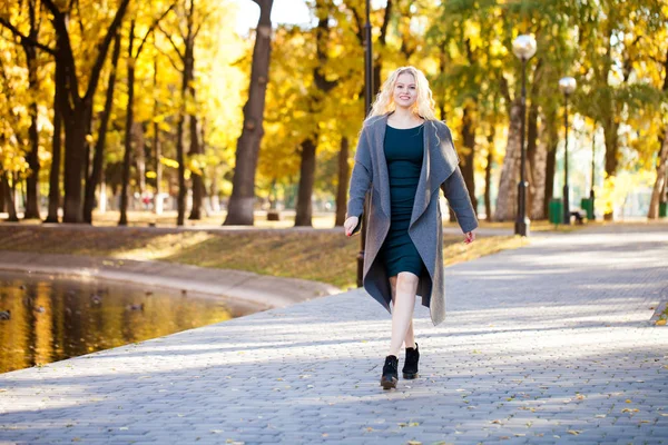 Молодая Красивая Блондинка Сексуальная Женщина Сером Пальто Прогулка Осеннему Парку — стоковое фото