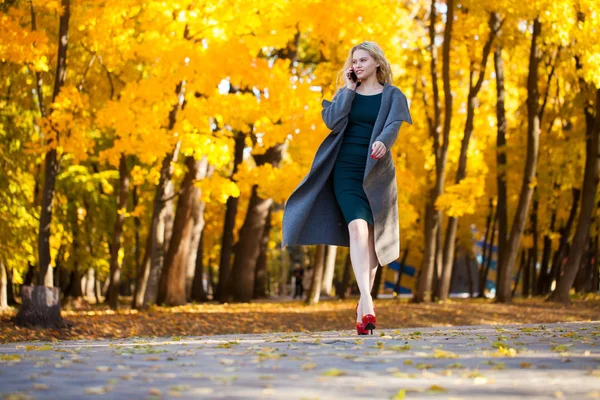 Llamando Por Teléfono Joven Hermosa Mujer Rubia Abrigo Gris Caminando —  Fotos de Stock