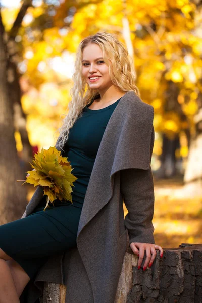 Портрет Молодой Красивой Блондинки Сером Пальто Фоне Осенней Улицы — стоковое фото