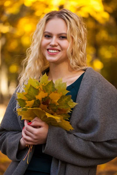 Портрет Молодої Красивої Блондинки Сірому Пальто Фоні Осінньої Вулиці — стокове фото