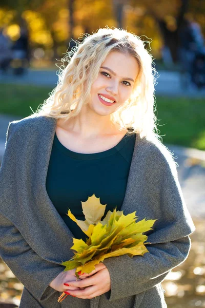 Porträtt Ung Vacker Blond Kvinna Grå Kappa Bakgrund Hösten Gatan — Stockfoto