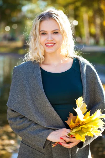 Portrét Mladé Krásné Blond Ženy Šedém Kabátě Pozadí Podzimu Ulice — Stock fotografie