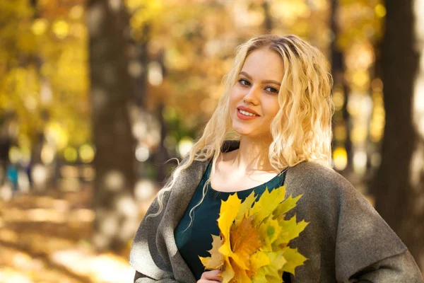 Portrét Mladé Krásné Blond Ženy Šedém Kabátě Pozadí Podzimu Ulice — Stock fotografie